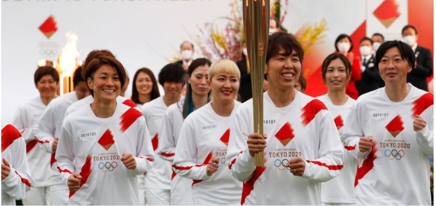 Azusa Iwashimizu leads the Tokyo 2020 Olympic Torch Relay. © Kim Kyung-Hoon - Pool/Getty Images