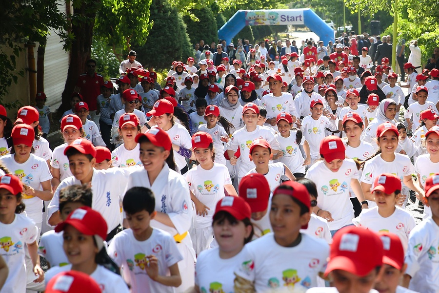 Popular children TV show host Amoo Pourang icing on the cake at Iran Hangzhou Asian Games Fun Run