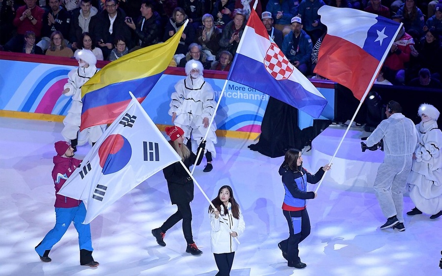 The Korean flag enters the stadium during the opening ceremony. © Getty Images 2020