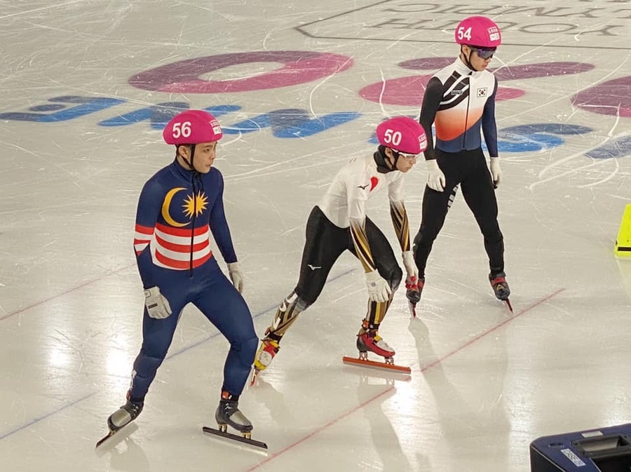 Sean Yeo is pictured (left) before his heat. © OCM