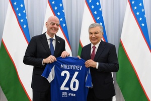Uzbekistan leader receives FIFA President Infantino