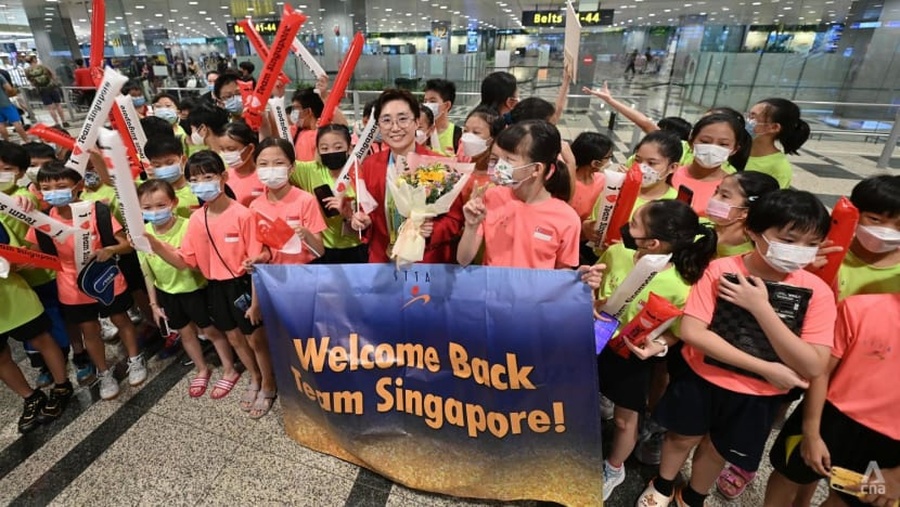 Feng Tianwei poses for a photo at Changi Airport on Wednesday, August 10. © CNA/Jeremy Long