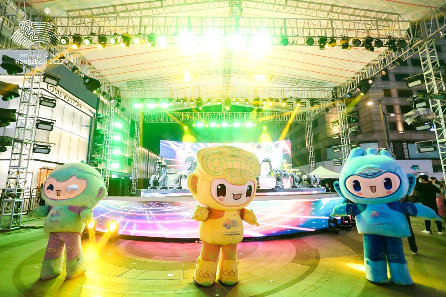 The mascots for the 19th Asian Games join the evening musical performance on September 22. © HAGOC