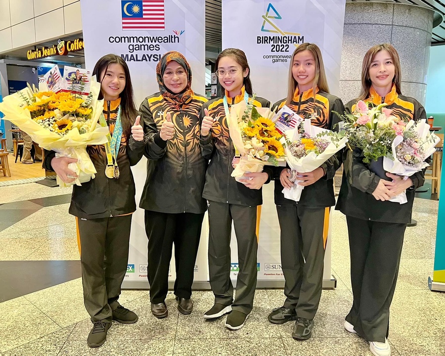 The rhythmic gymnastics team arrives back at KL International Airport. © Fong Wan Hor/OCM