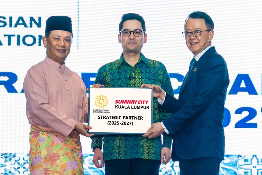 The Hon. Dr. Mohammed Taufik Johari (centre) witnessing the presentation of a special plaque from Dr. Norza Zakaria (left) to Dr. Jeffrey Cheah (right). (Photo: OCM)