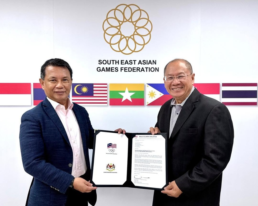 Dr. Norza Zakaria presents the official letter of appointment to Mr. Mohd Nasir Ali. © Olympic Council of Malaysia