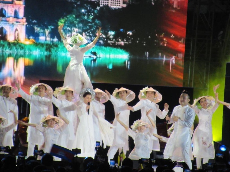 Vietnam's cultural performance at the SEA Games 2019 closing ceremony at New Clark City in the Philippines. © OCA