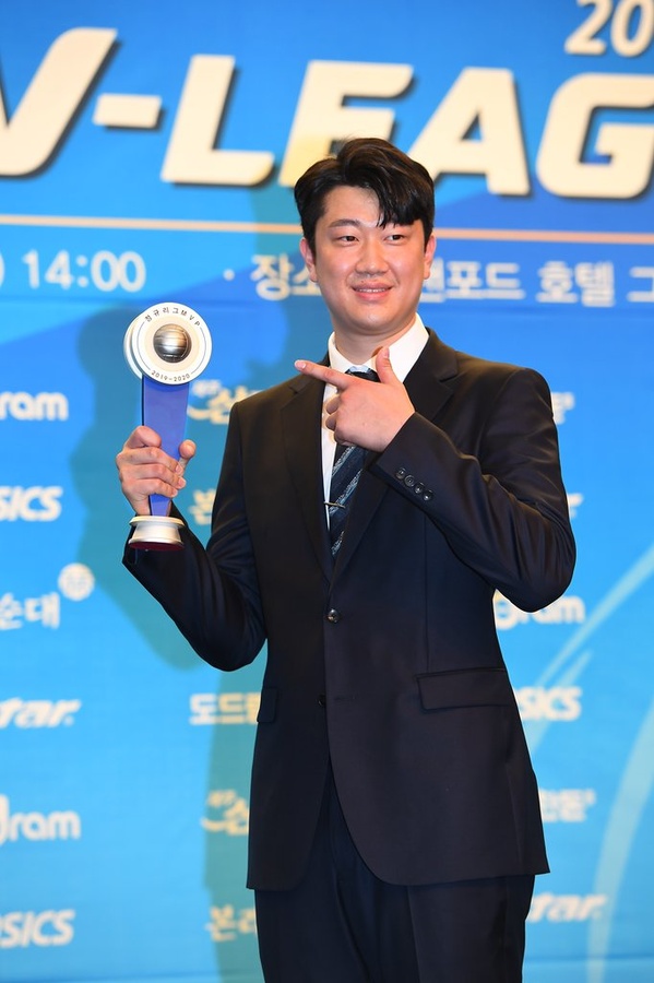 Na Gyeong-bok and Yang Hyo-jin pose with their MVP trophies. © Korean Volleyball Federation/Yonhap