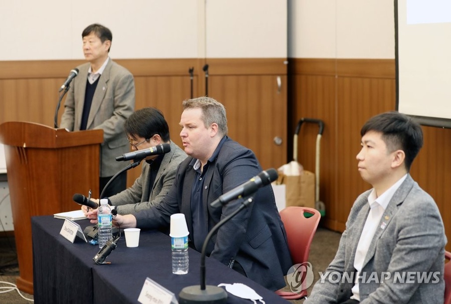 Ryu Seung-min (right), President of the Korea Table Tennis Association, attends a recent press conference in Busan. © Yonhap