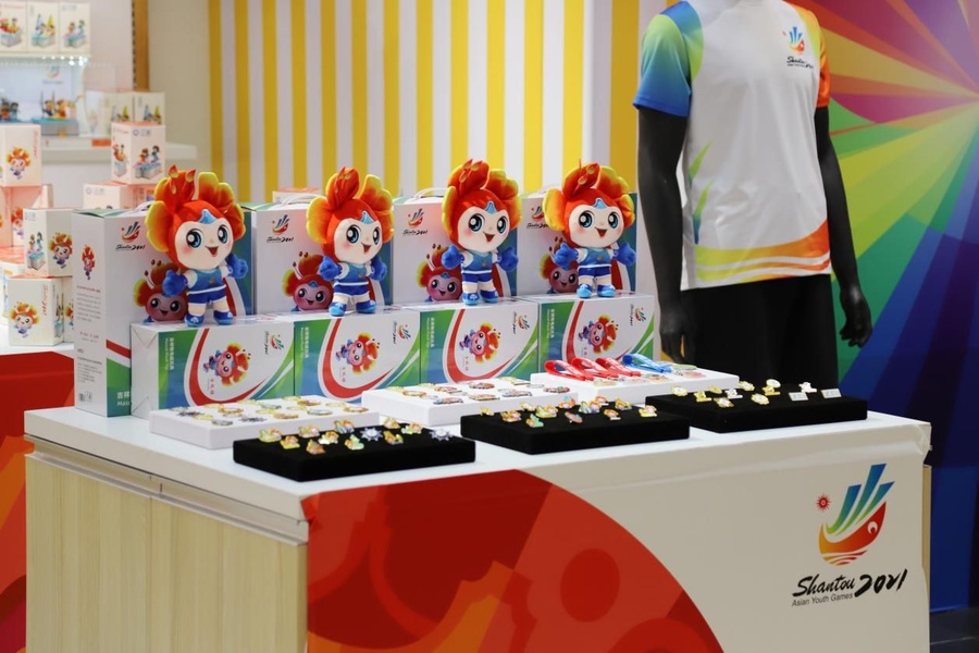 Display cabinets in licensed retail stores