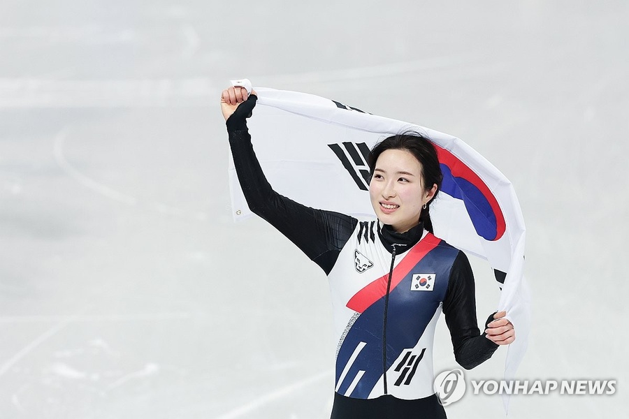 Kim Gil-li of Korea celebrates after winning the gold medal in the women's 1,500-meter short track speed skating (Photo: Yonhap)