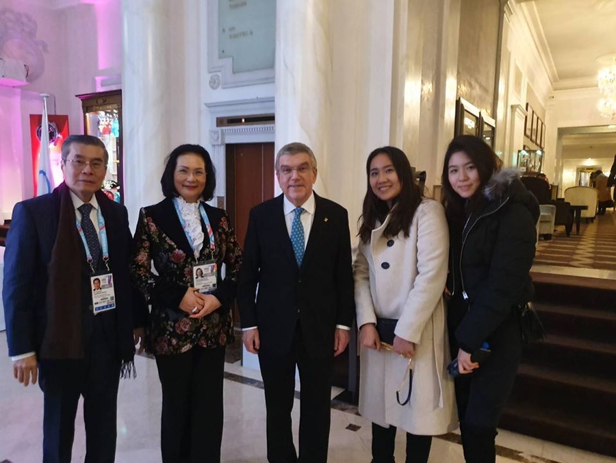 Khunying Patama Leeswadtrakul (second from left) with IOC President Thomas Bach (centre). Mr Somsak Leeswadtrakul is pictured left. © Khunying Patama Leeswadtrakul Facebook