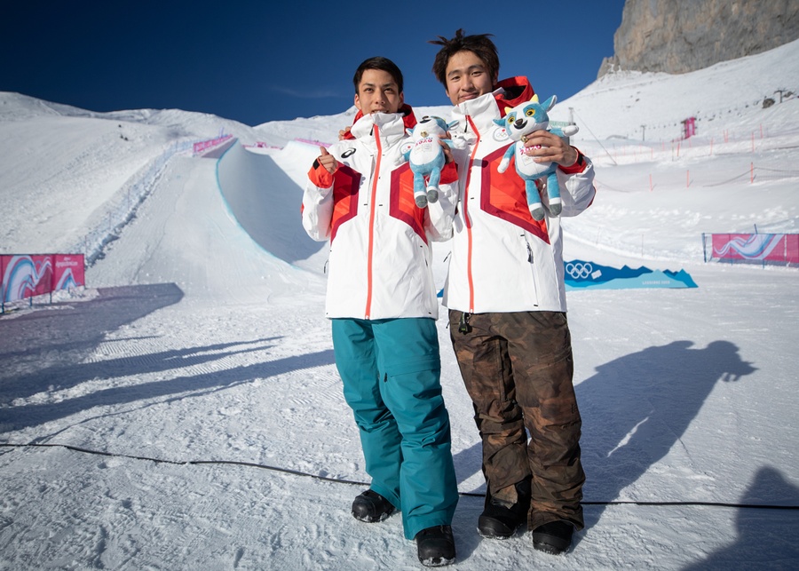 Gold medallist Ruka Hirano (left) with silver medallist Kaishu Hirano. © Simon Bruty for OISphotos.com