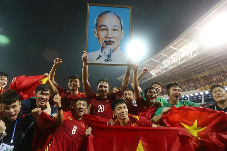 Vietnam’s gold medal-winning men’s football team hold aloft a portrait of the great leader Ho Chi Minh at the My Dinh National Stadium on Sunday night. © seagames2021.com