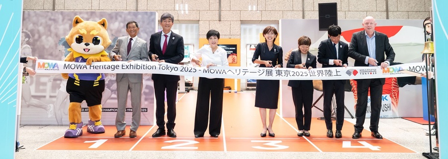 The ribbon is cut to open the MOWA Heritage Athletics Exhibition Tokyo 2025 (©Getty Images/https://worldathletics.org)Tokyo Governor Yuriko Koike (right) receives the World Athletics Heritage Plaque from Yuko Arimori (©Getty /https://worldathletic.org