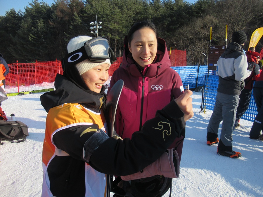 Zhang Hong catches up with a young Chinese athlete at Gangwon 2024. (Photo: OCA)