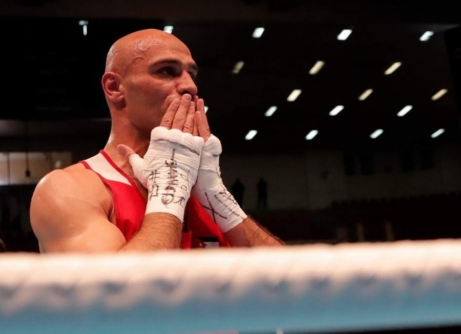 Odai Al-Hindawi blows kisses to the crowd after reaching the last eight at the Asia-Oceania Tokyo 2020 boxing qualifiers. © Jordanian Olympic Committee