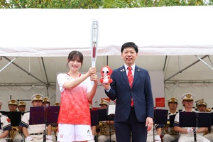 Actress Nashiko Momotsuki adds star touch to Asian Games torch relay