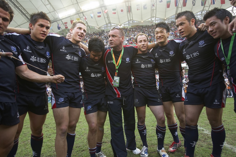 Dai Rees talks to the squad during the HK7s