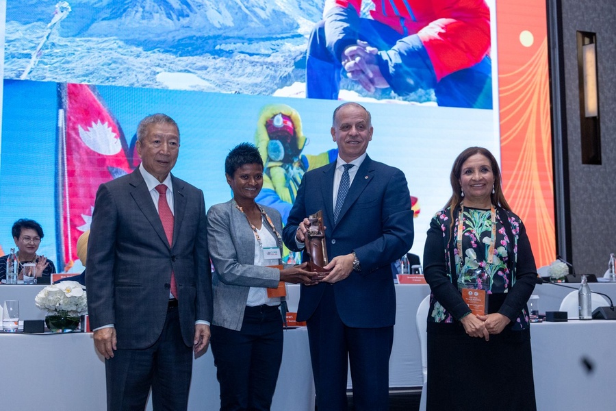 OCA » OCA presents IOC award to Sri Lankan climber Jayanthi Kuru-Utumpala