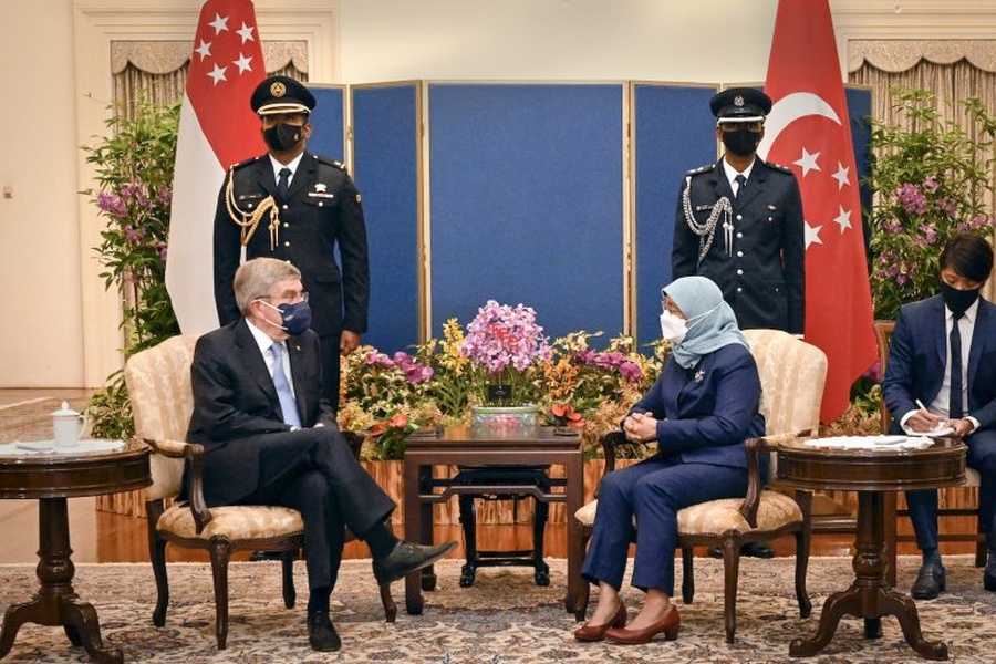 The IOC President calls on President Halimah Yacob at the Istana. © Caroline Chia/SNOC