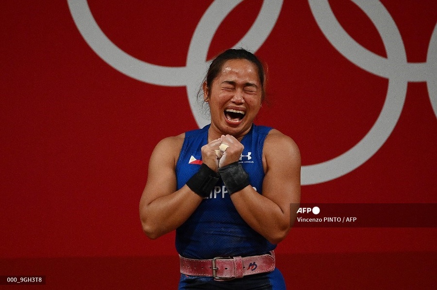 Hidilyn Diaz wins the Philippines’ first Olympic gold medal. © Vincenzo Pinto/AFP