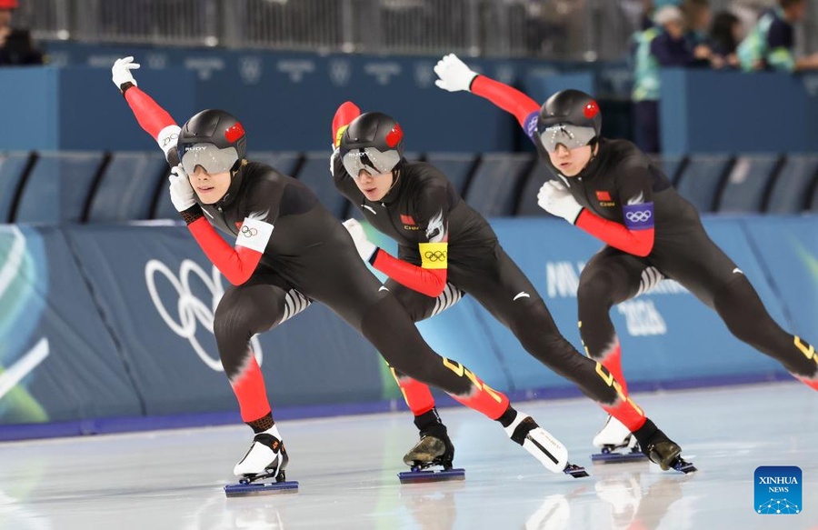 Liu Hanbin (left), Wu Yu (centre) and Li Wenhao of China compete in the men's team pursuit final B between China and the Netherlands. (Photo: Xinhua/Li Jing)