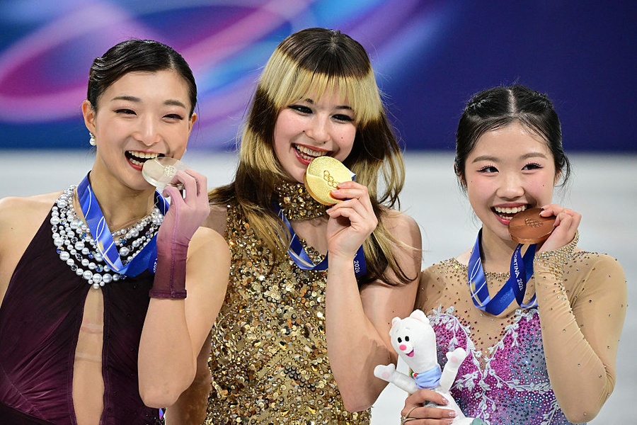 Kaori Sakamoto (JPN), Alysa Liu (USA) and Ami Nakai (JPN) celebrate on the podium after Thursday's competition (Photo: ISU/© Getty Images)