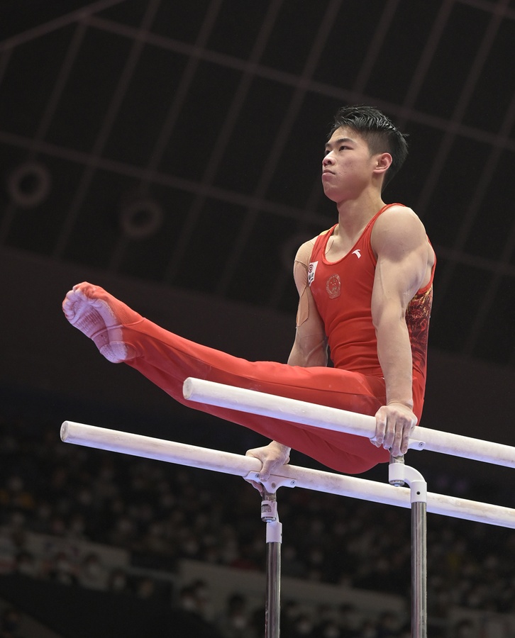 Hu Xuwei (China) won two gold medals in Kitakyushu, here on parallel bars. © FIG