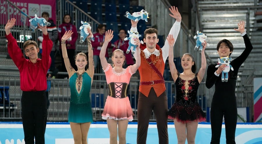 The winning team, including Japanese ice dance duo Utana Yoshida (second from right) and Shingo Nishiyama (far right). © Lausanne 2020