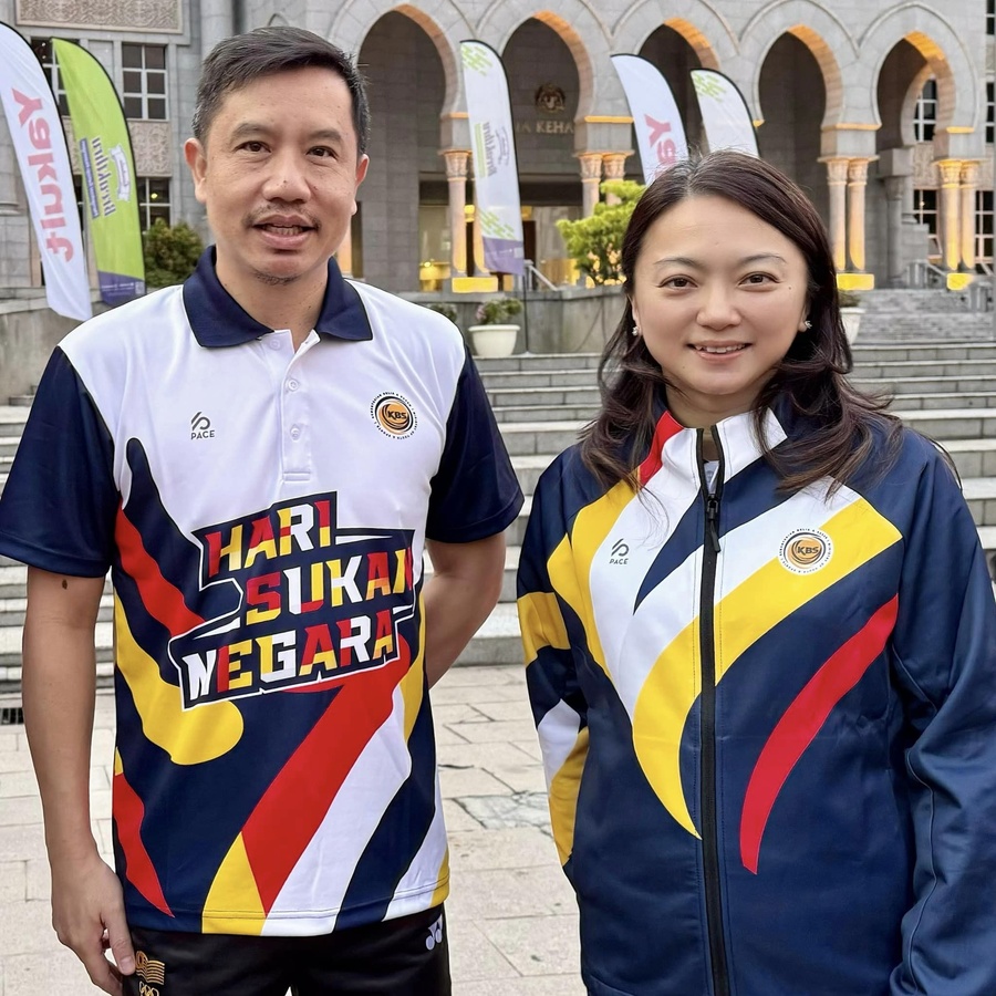 Dato’ Ahmad Feisal Ahmad Tajuddin is pictured with the Minister of Youth and Sports Malaysia, Y.B. Hannah Yeoh. (Photo: Mr. Fong Wan Hor, OCM)