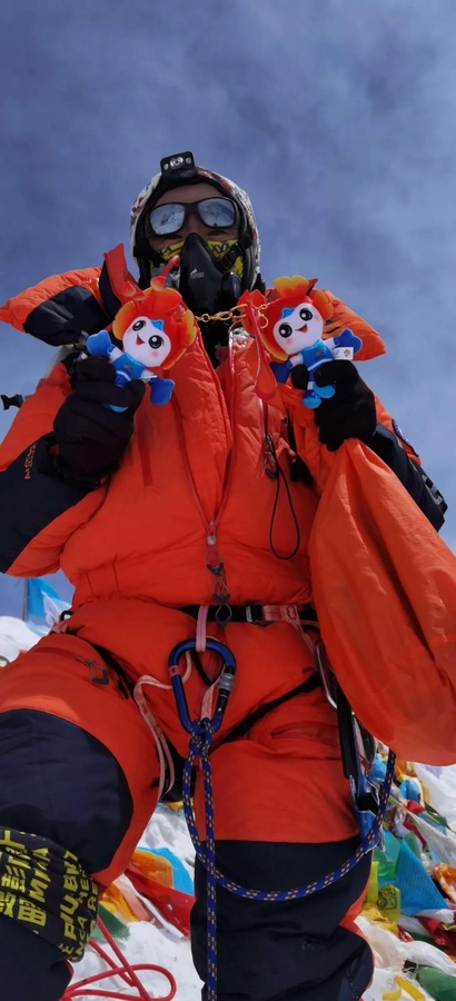 Hong Genglong, President of Shantou Long Distance Running Association, holds the AYG mascot Jin Fengwa.