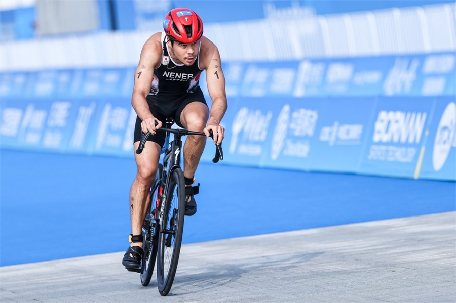 Hangzhou Asian Games men’s triathlon champion Kenji Nener of Japan takes part in the cycling leg. (Photo: HAGOC)