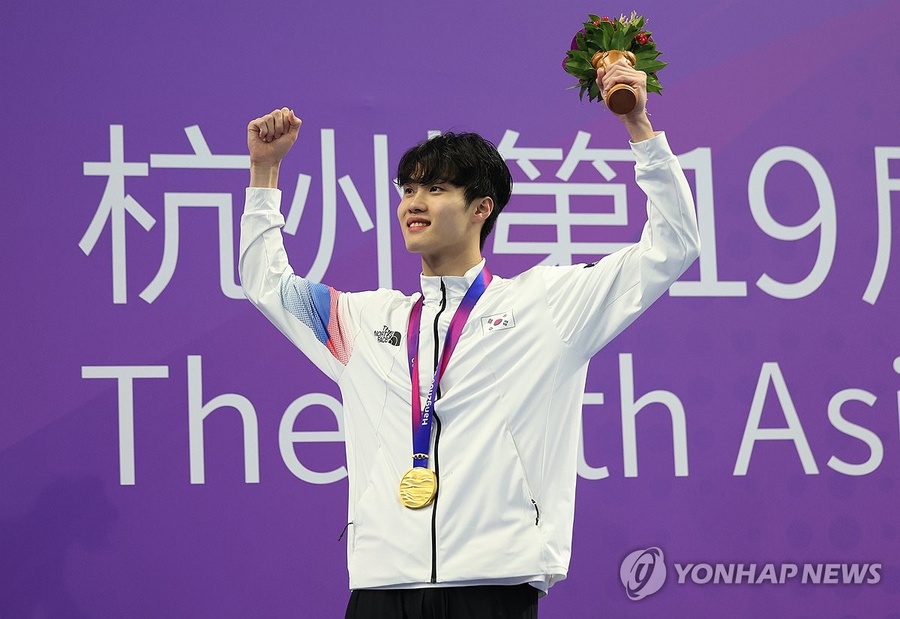 Hwang Sun-woo celebrates victory in the men’s 200m freestyle at the 19th Asian Games in Hangzhou on September 27, 2023. (Photo: Yonhap)