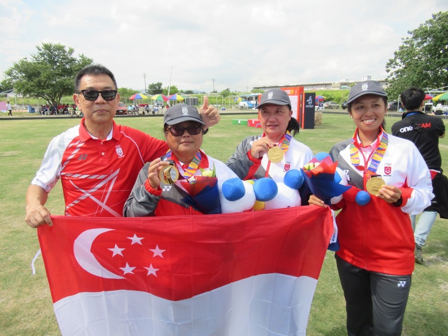 Singapore NOC Secretary General Chris Chan, who presented the gold medals to his players, is pictured with the women’s triples lawn bowls champions. The players are (from left) Margaret Lim, Goh Quee Yee and Shermeen Lim.