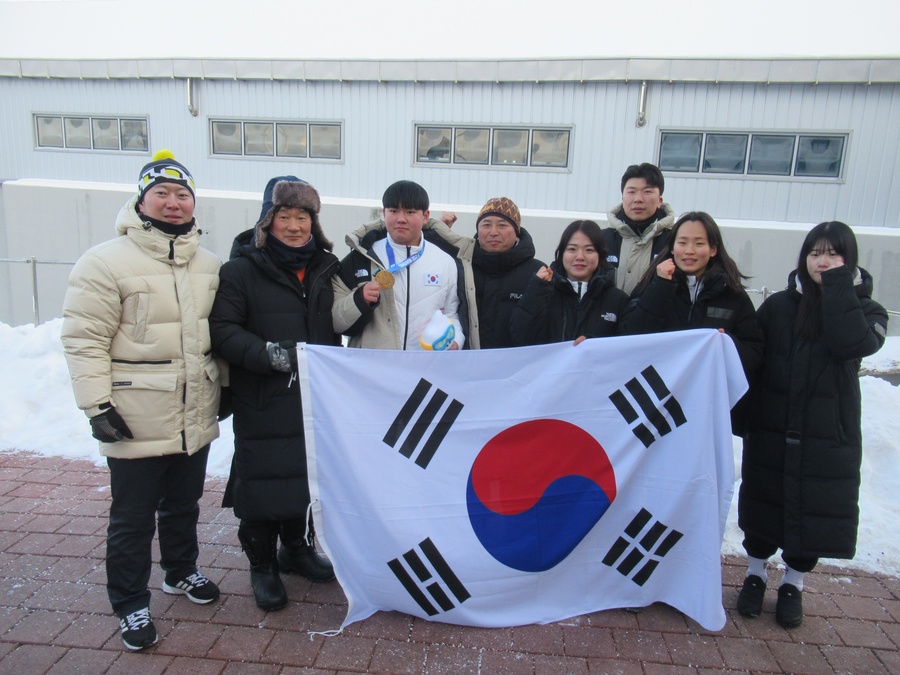 So celebrates his men’s monobob gold medal (Photo: OCA)