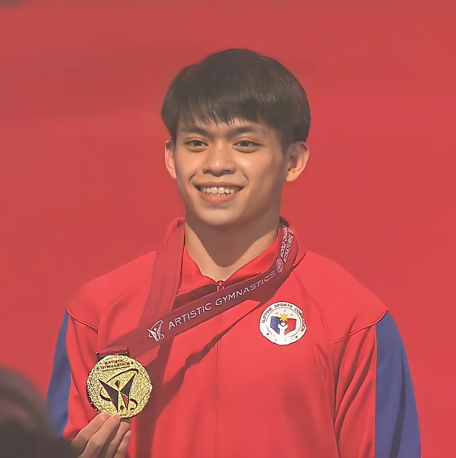 Carlos Yulo (Philippines) shows off his gold medal from men’s vault. © @pinoysportsupdates