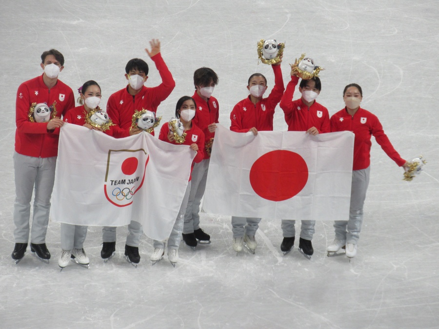 Japan’s eight-strong figure skating team celebrate their bronze medal (Photos: OCA)