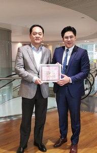Hong Kong, China NOC discusses sports development with HKMAO deputy director