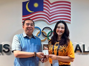 Malaysia NOC presents Olympic participant lapel pin to Farah Ann