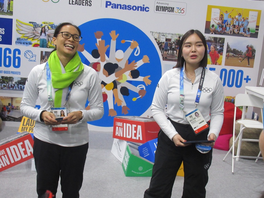 Tania Lee and Lee Sang Eun explain the IOC Young Leaders programme to a group of athletes involved in career transition activities at the Winter YOG Village in Gangneung on Thursday, January 18. (Photo: OCA)