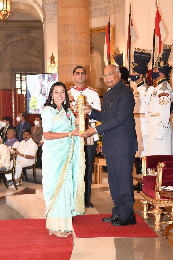 Rani Rampaul, captain of India's women's hockey team, receives the Padma Shri award from the President of India. © President of India/Twitter