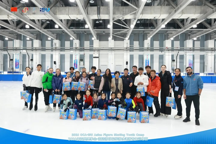 Harbin Vice Mayor visits Asian figure skating youth camp