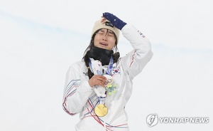 Korea’s Choi recovers from heavy fall to win women’s snowboard halfpipe gold