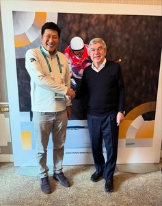 Mongolia NOC President greets Thomas Bach in Milan