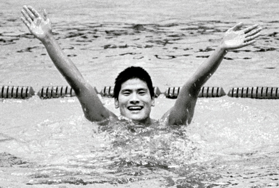 Cho Oh-ryun celebrates after winning the 1,500-meter freestyle in the 1974 Asian Games in Tehran. © JoongAng Ilbo