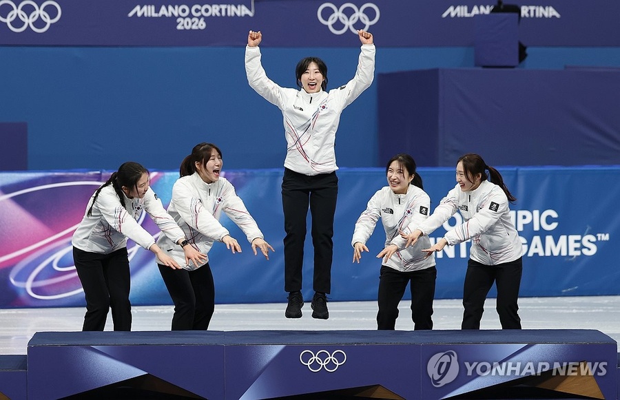 Korea’s women’s short track relay team celebrate on the podium (from left): Shim Suk-hee, Noh Do-hee, Lee So-yeon, Kim Gil-li and Choi Min-jeong. (Photo: Yonhap News)