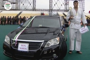 Temur Rahimov wins luxury car in Tajikistan judo competition