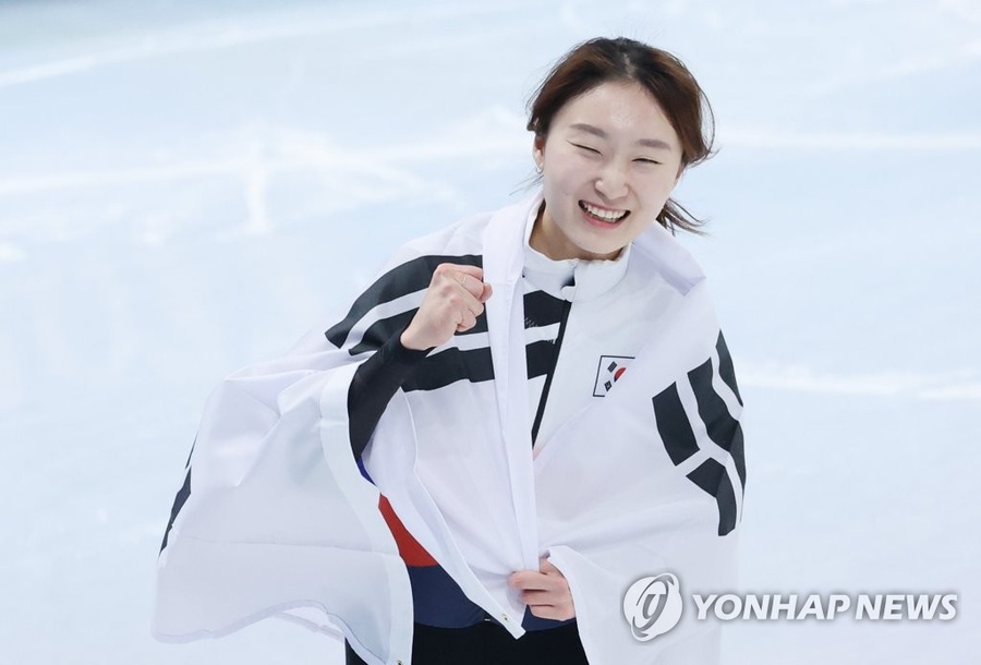 Choi Min-jeong celebrates gold in the women’s 1,500 metres short track on Wednesday night (Photo: Yonhap News)