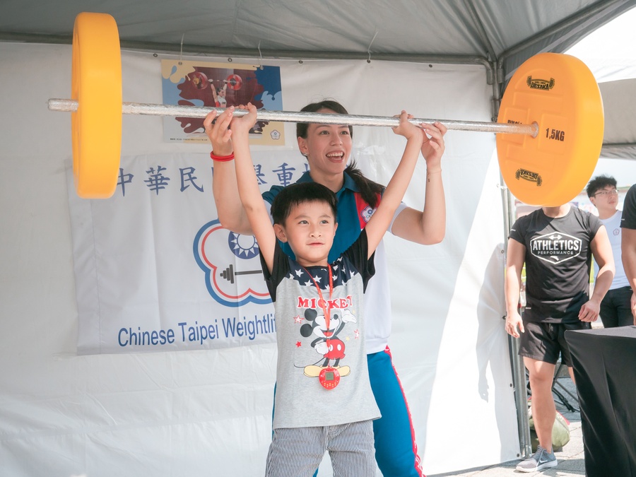KUO conveys the positive and inspiring power of sport through sharing, interacting with the public.
